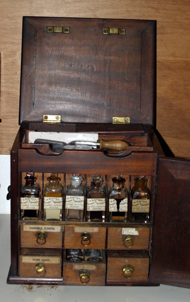 farmacia-da-viaggio-primi-1800